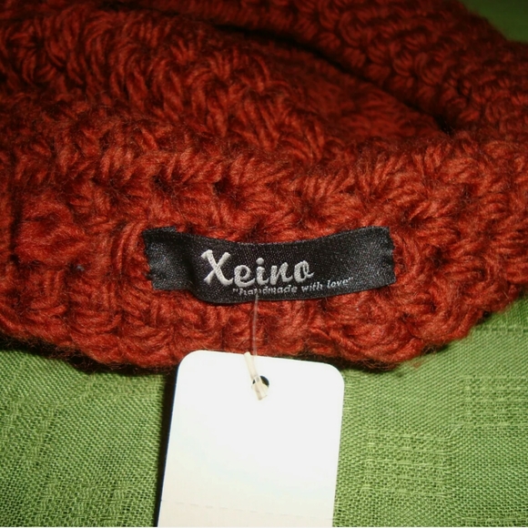 NEW Woman's Xeino Handmade Beanie with Feather Acc - Picture 4 of 7